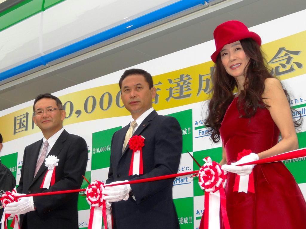 ファミリーマートの「１万店突破」をテープカットで祝う（右から）萬田久子さんと佐々木則夫サッカー日本女子代表監督、中山勇社長＝１５日、東京都中野区のファミリーマート中野中央五丁目店