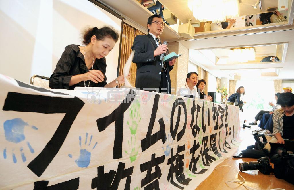 「在日特権を許さない市民の会（在特会）」への街頭宣伝禁止と賠償を命じる判決（京都地裁、橋詰均裁判長）について、支援者に報告をする学校法人京都朝鮮学園の孫智正（ソン・チジョン）理事長（左から２人目）ら＝２０１３年１０月７日、京都市内のホテル（共同）