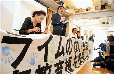 「在日特権を許さない市民の会（在特会）」への街頭宣伝禁止と賠償を命じる判決（京都地裁、橋詰均裁判長）について、支援者に報告をする学校法人京都朝鮮学園の孫智正（ソン・チジョン）理事長（左から２人目）ら＝２０１３年１０月７日、京都市内のホテル（共同）