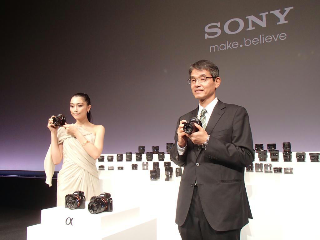 ソニーのミラーレス一眼デジタルカメラ「α７」シリーズの発表会で、新製品をアピールする石塚茂樹業務執行役員（右）＝１６日、東京都港区のソニー本社
