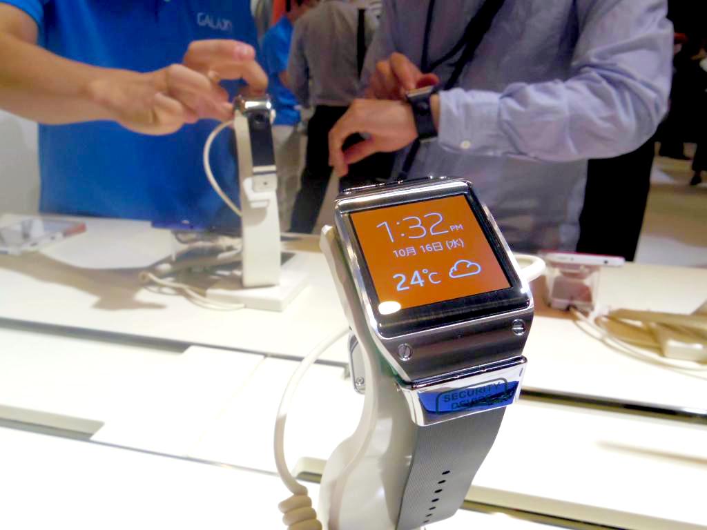 サムスン電子の腕時計型情報端末「ギャラクシーギア」＝１６日、東京都渋谷区