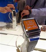 サムスン電子の腕時計型情報端末「ギャラクシーギア」＝１６日、東京都渋谷区