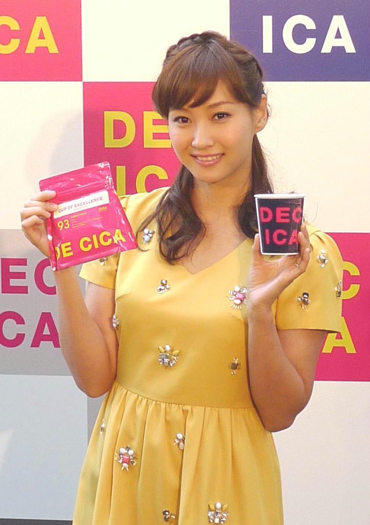コーヒーのセレクトショップ「ＤＥＣＩＣＡ」をＰＲするタレントの藤本美貴さん＝１７日、東京都港区