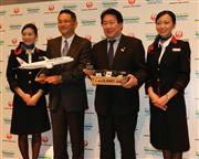 業務提携で合意した日本航空の植木義晴社長（中央右）とファミリーマートの中山勇社長（同左）＝１７日、東京都品川区の日本航空本社