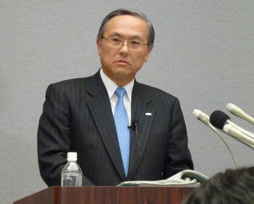 会見する全国銀行協会の国部毅会長＝１７日午後