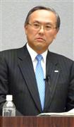 会見する全国銀行協会の国部毅会長＝１７日午後