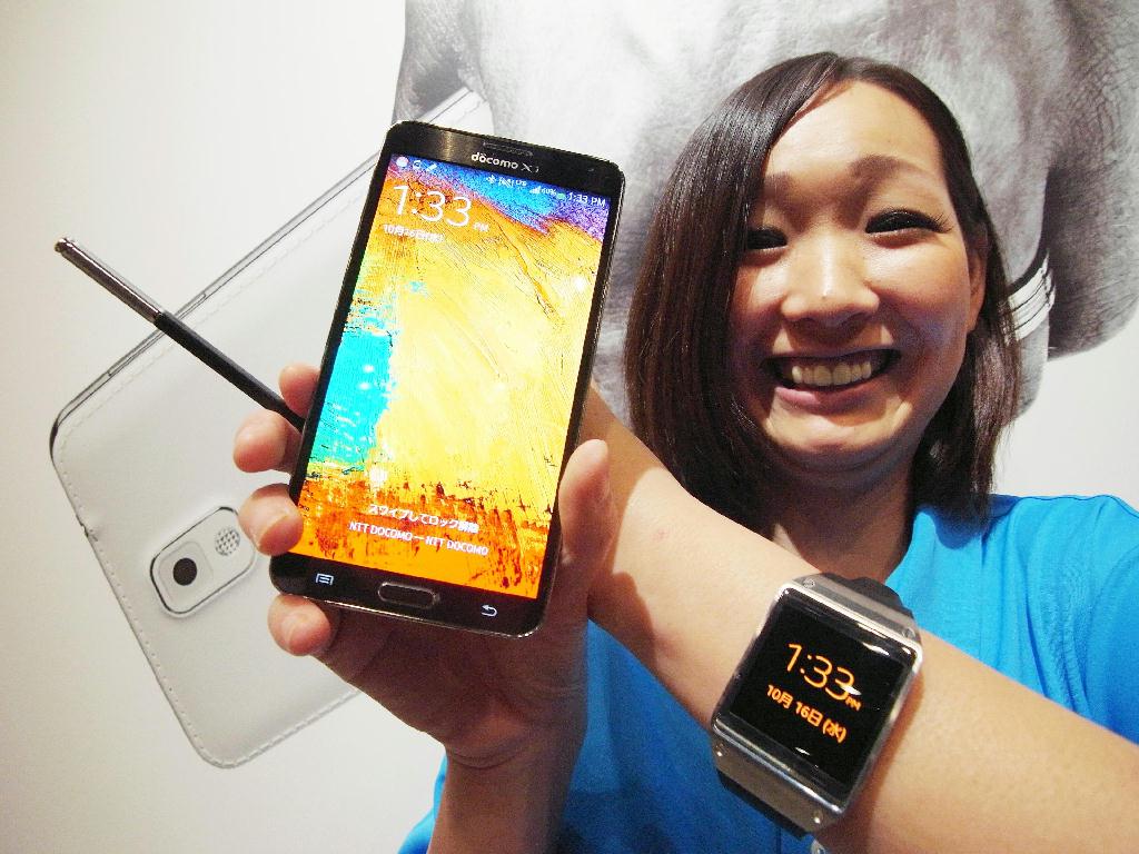 サムスン注目の新型端末「ギャラクシーギア」（右）と「ギャラクシーノート３」