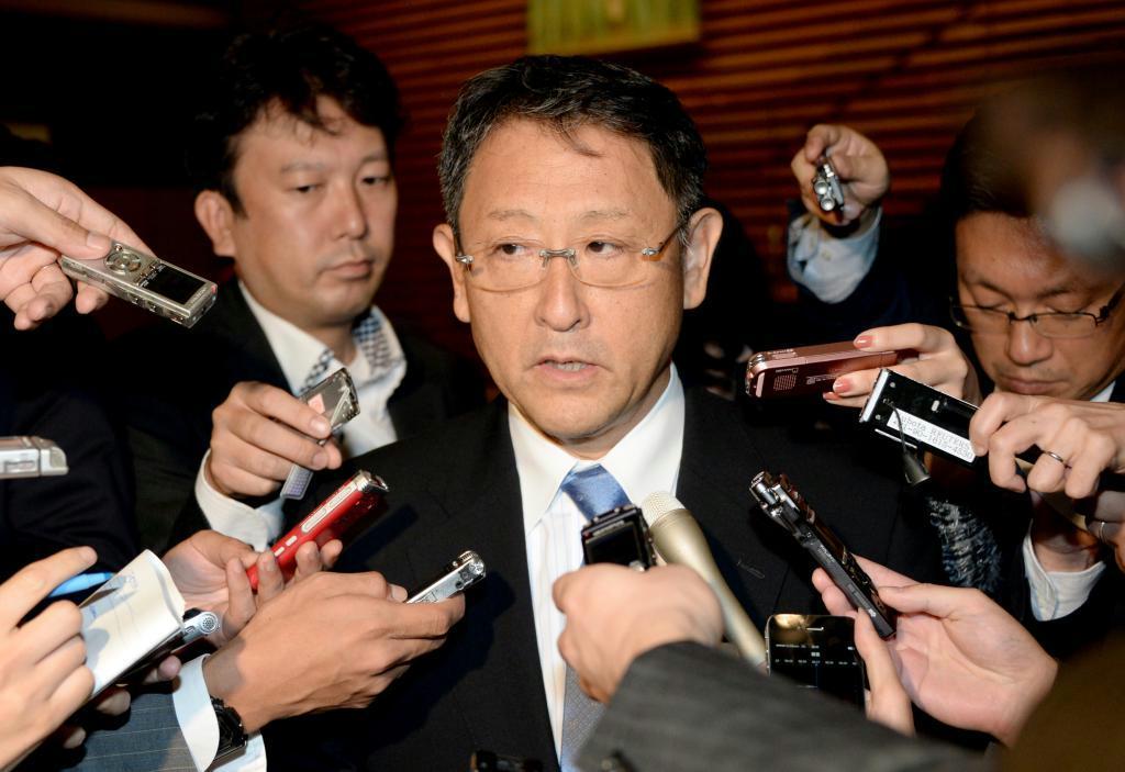 政労使会議を終え、記者団の質問に答えるトヨタ自動車の豊田章男社長＝１７日午後、首相官邸