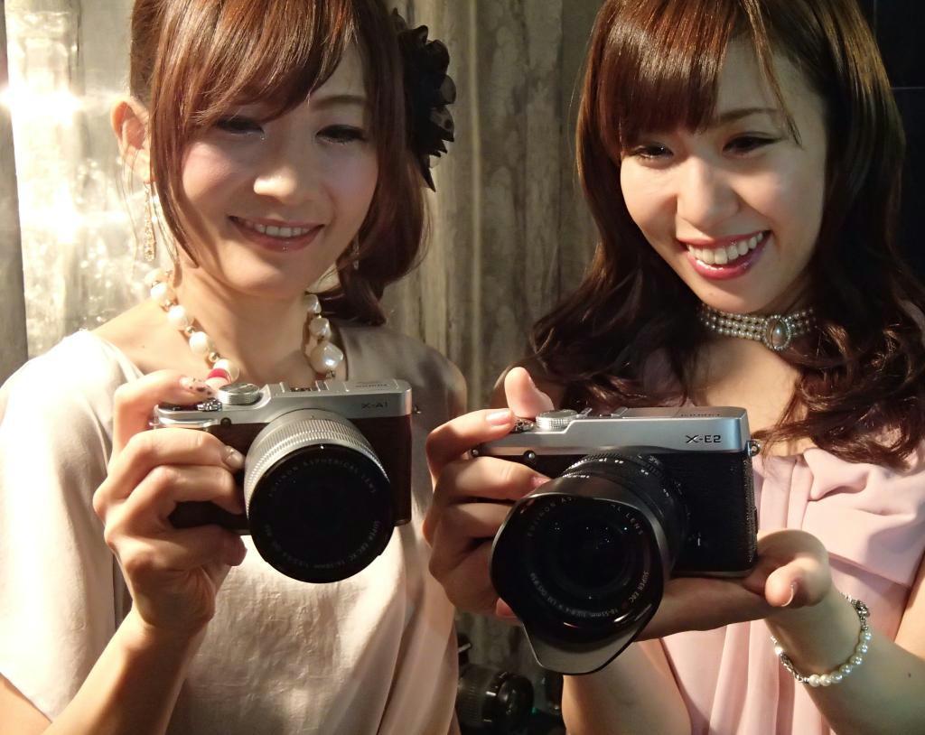 富士フイルムの新型ミラーレス一眼カメラ「Ｘ－Ｅ２」（右）＝１８日、東京都渋谷区