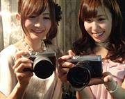 富士フイルムの新型ミラーレス一眼カメラ「Ｘ－Ｅ２」（右）＝１８日、東京都渋谷区