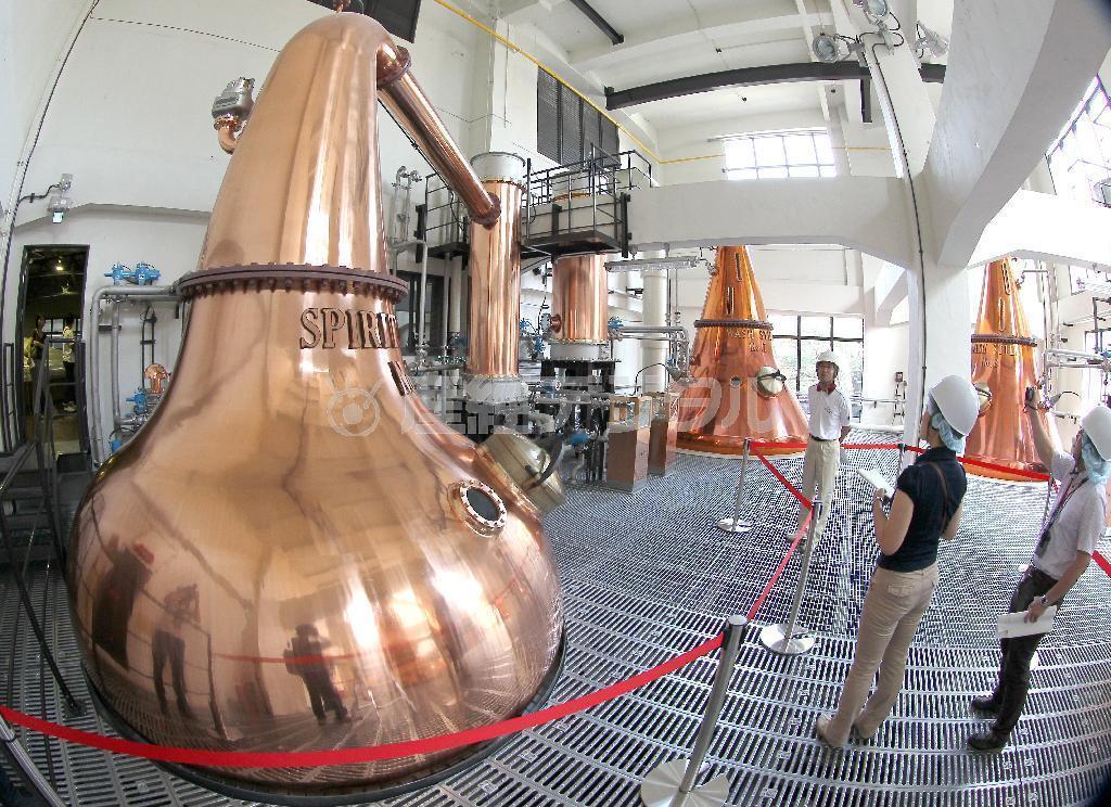 サントリーがウイスキー生産設備増強で設置した蒸溜釜。ポットスチルと呼ばれる蒸溜釜で手前左は再溜をする釜、奥の２基は初溜をする釜＝大阪府島本町（魚眼レンズ使用、前川純一郎撮影）