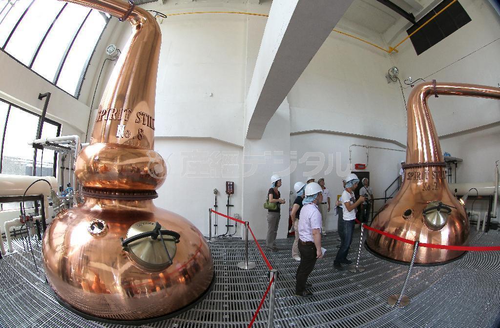 サントリーが４５年ぶりに設置した新しい蒸溜釜＝大阪府島本町（魚眼レンズ使用、前川純一郎撮影）