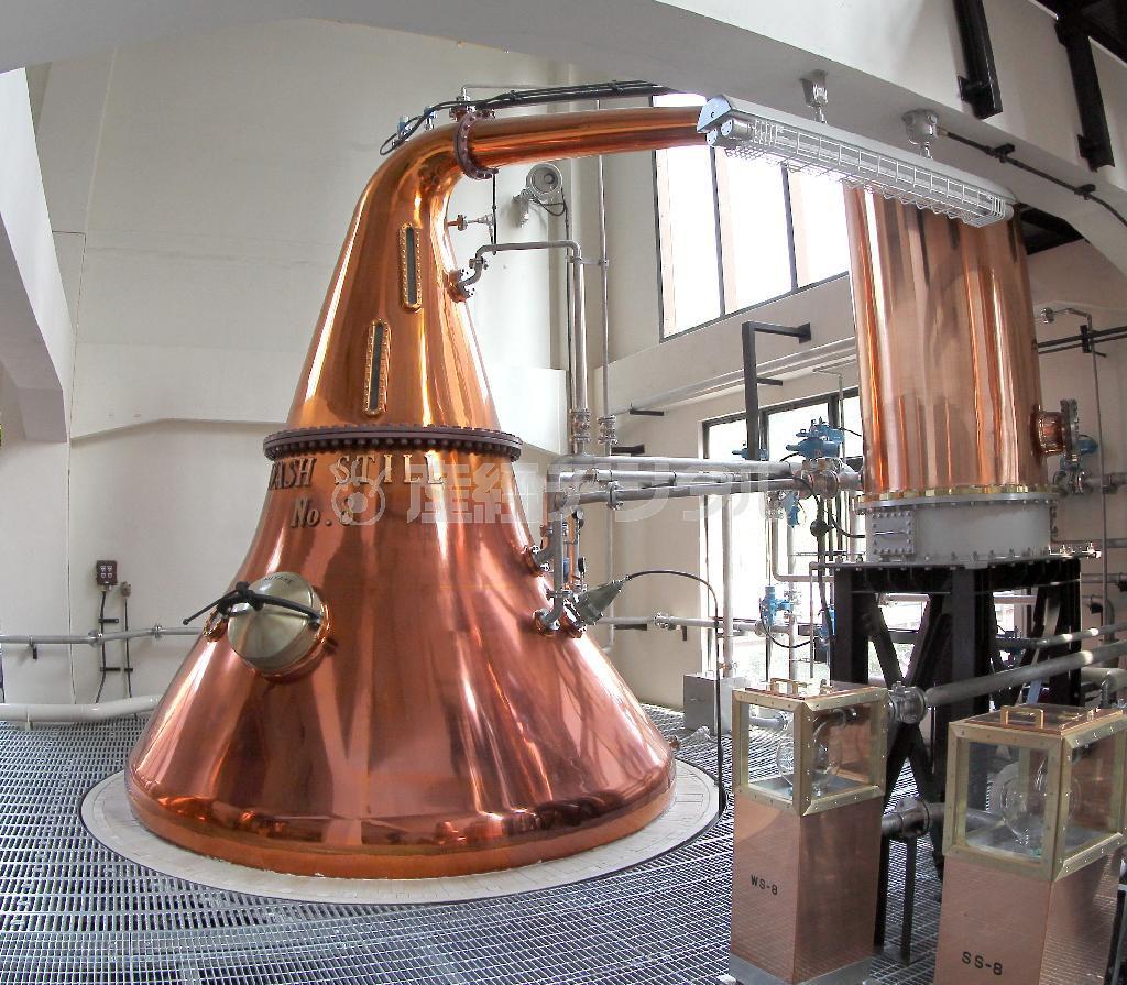 サントリーが設置した新しい蒸溜釜＝大阪府島本町（前川純一郎撮影）