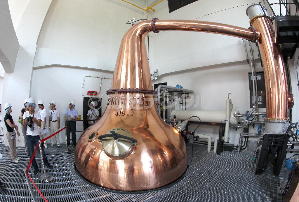サントリーが４５年ぶりに設置した新しい蒸溜釜＝大阪府島本町（魚眼レンズ使用、前川純一郎撮影）