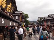 「遷御の儀」を迎えた今年、空前の参拝ブームで沸くおはらい町＝９月２４日、三重県伊勢市（田村慶子撮影）