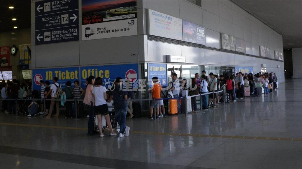 格安の「パス」を買い求めるために列をつくる外国人旅行者たち＝ＪＲ関西空港駅