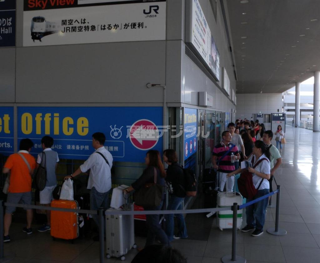 格安の「パス」などを買い求めるため、みどりの窓口の建物を囲む長蛇の列ができていた＝ＪＲ関西空港駅