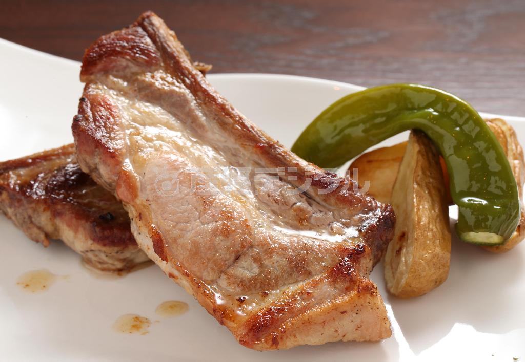 錦雲豚を使った「昆布だしに漬けたスペアリブ」（１５００円）は迫力の一品、抹茶塩でいただく。ストレートな味わいが肉好きにはたまらない