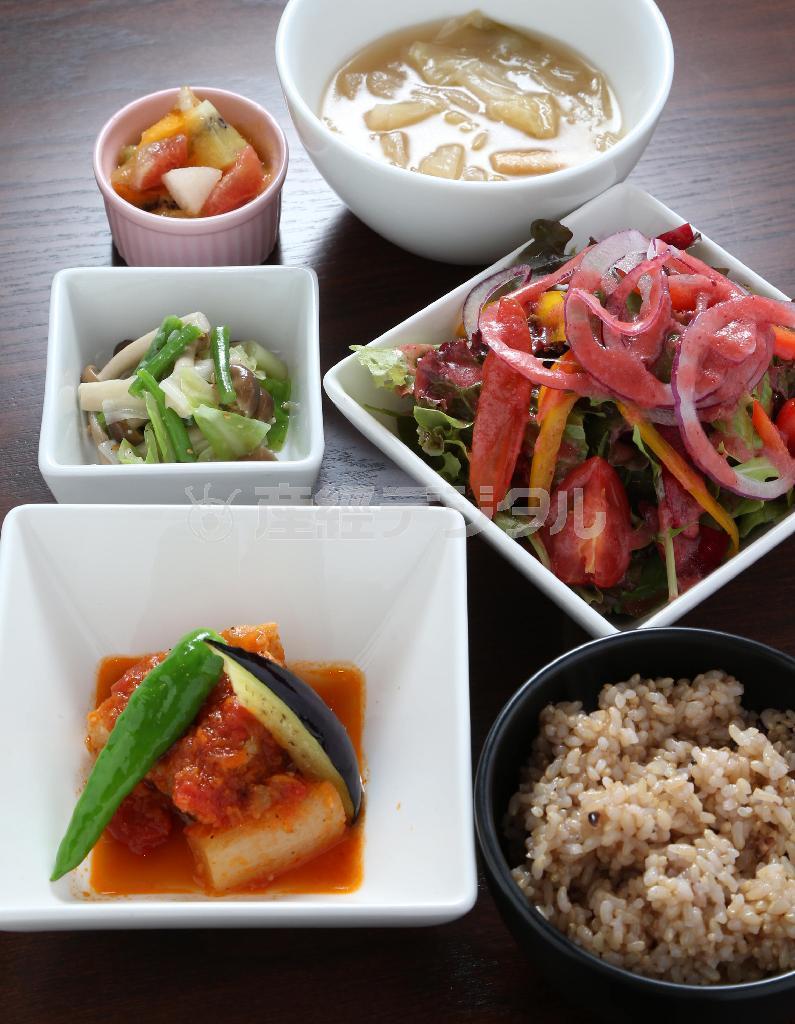 「ＫＡＹＯＲＥランチＢ」（１０００円）は玄米ご飯がおかわり自由。サラダにかけられたオリジナルのドレッシングも「野菜がモリモリ食べられる」と好評