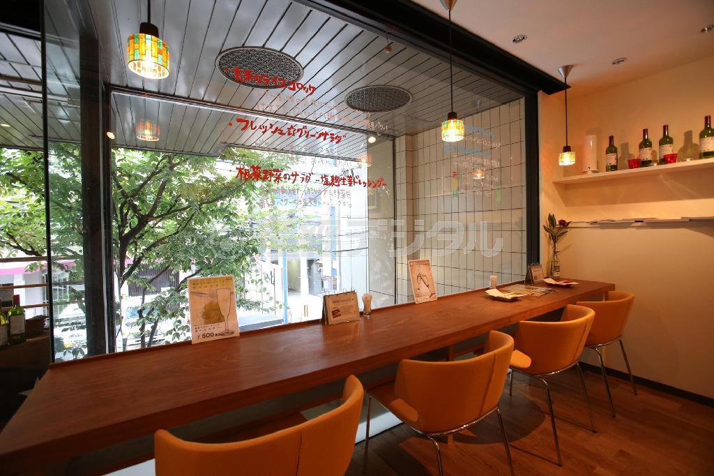 オフィス街のオアシス的存在。窓越しに緑を見ながらゆっくり食事できると“おひとりさま”の利用も多い