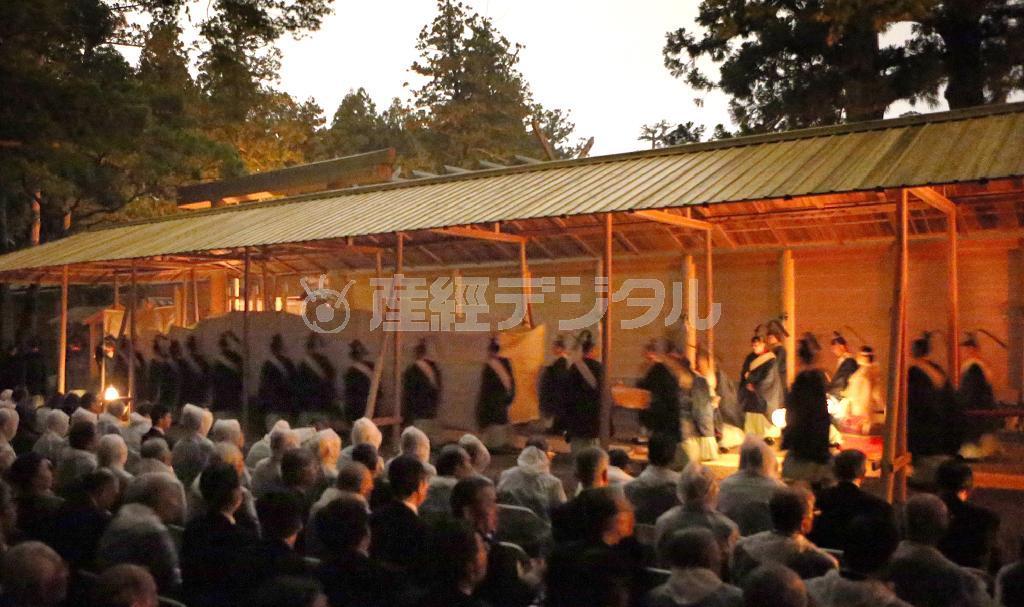 絹の覆いに囲まれたご神体を見守る特別奉拝者たち＝１０月５日午後、三重県伊勢市の伊勢神宮外宮（代表撮影）