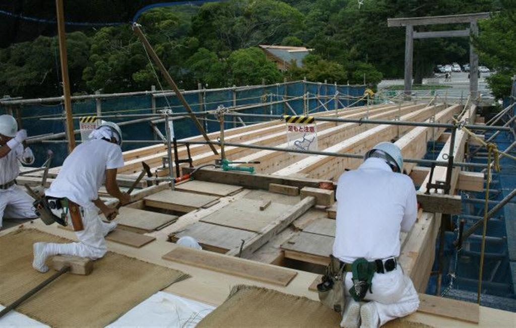 平成２１年７月、報道陣に公開された内宮のシンボル、宇治橋の架替工事のもよう。橋脚などの骨格がほぼ完成し、敷板を張る作業が進んでいた