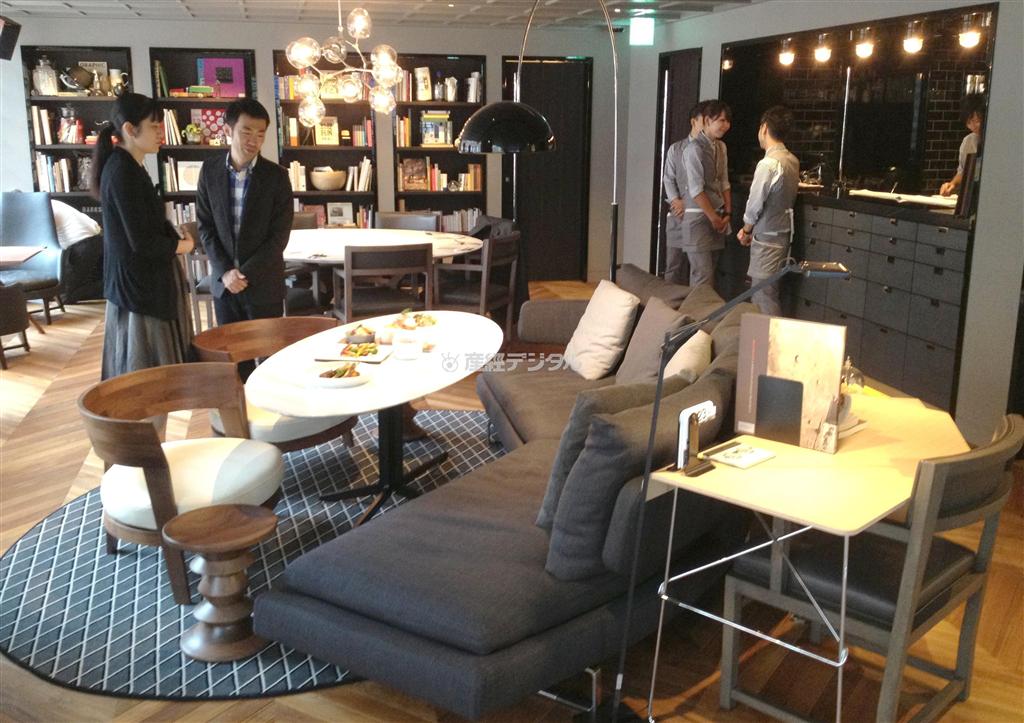 クルマの販売はせず、カフェやラウンジが設けられたトヨタのブランド発信拠点「インターセクト・バイ・レクサス」＝東京都港区（飯田耕司撮影）