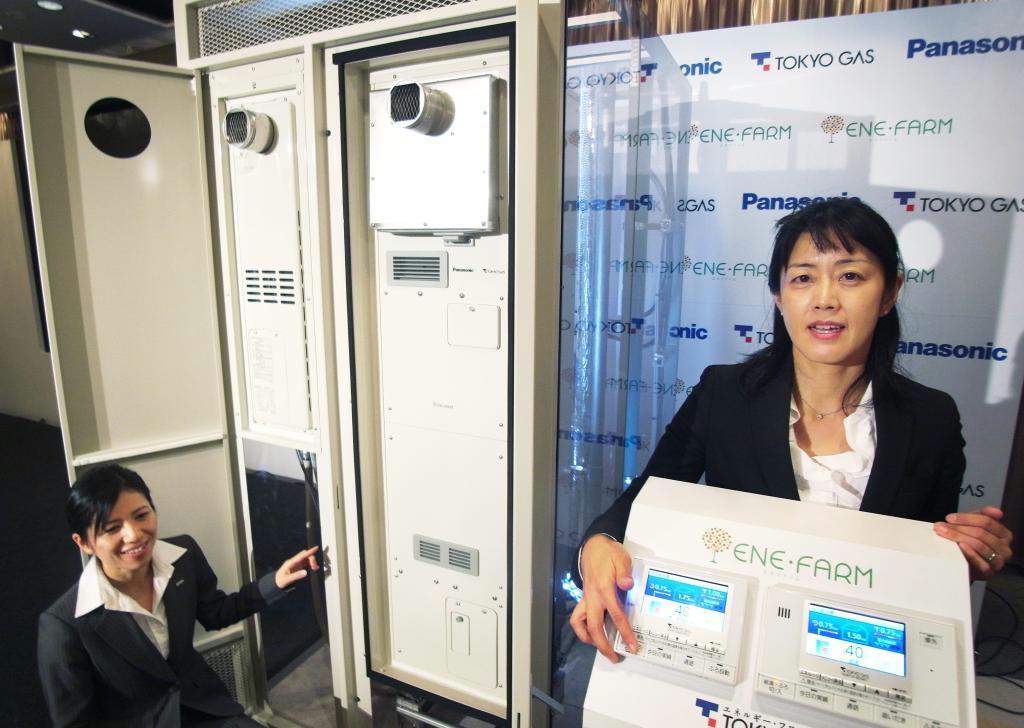 東京ガスとパナソニックが共同開発したマンション向けの家庭用燃料電池「エネファーム」＝東京都新宿区