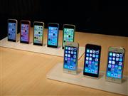アップルのスマートフォン「ｉＰｈｏｎｅ５ｓ」（右手前）と「ｉＰｈｏｎｅ５ｃ」（左奥）