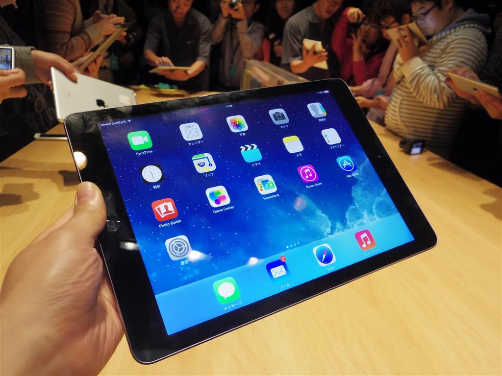 アップルが公開したタブレット端末「アイパッド」の新モデル＝２３日、東京都千代田区（米沢文撮影）