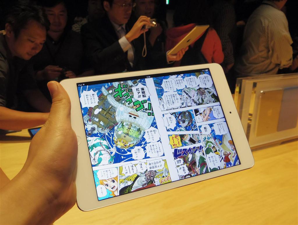 アップルが公開した小型タブレット端末「アイパッド・ミニ」の新モデル＝２３日、東京都千代田区（米沢文撮影）