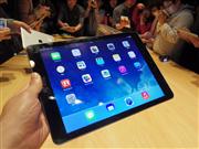 アップルが公開したタブレット端末「アイパッド」の新モデル＝２３日、東京都千代田区（米沢文撮影）