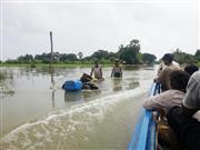 人の腰まで水位が上がった村。船で行き来する人も＝カンボジア西部バッタンバン州（シャンティ国際ボランティア会提供）