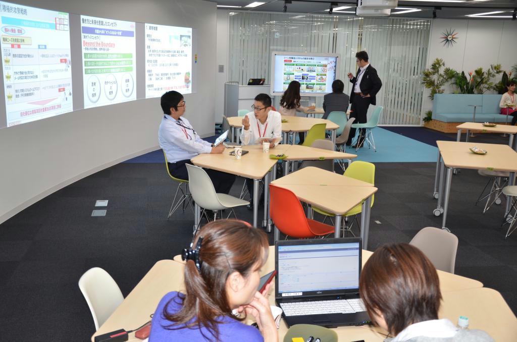 富士通エフサスが公開した近未来型オフィス。カフェスタイルでリラックスしながらＩＣＴを活用し、仕事の効率をあげる＝２３日、東京都中央区