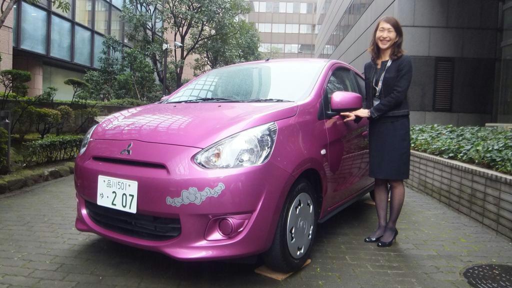 三菱自動車が１１月１日から限定発売するミラージュの「ハローキティ」モデル＝２４日、東京都港区