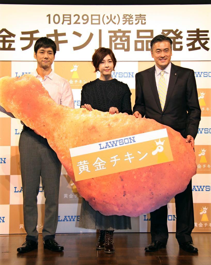 竹内結子さん（中）と西島秀俊さん（左）