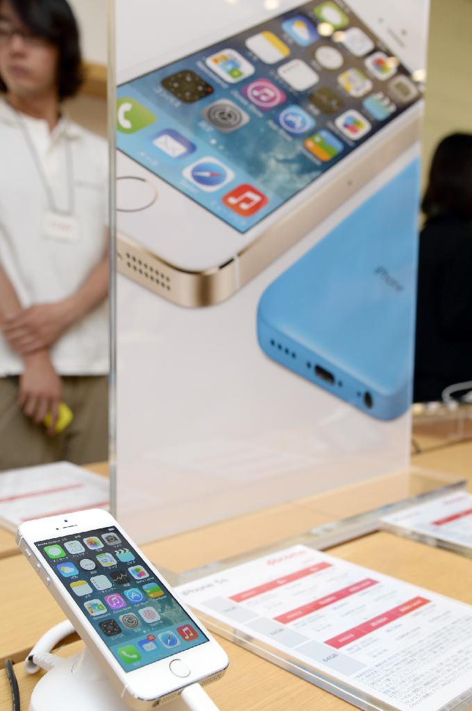 ＮＴＴドコモから発売された新型「ｉＰｈｏｎｅ」＝東京・有楽町（宮川浩和撮影）