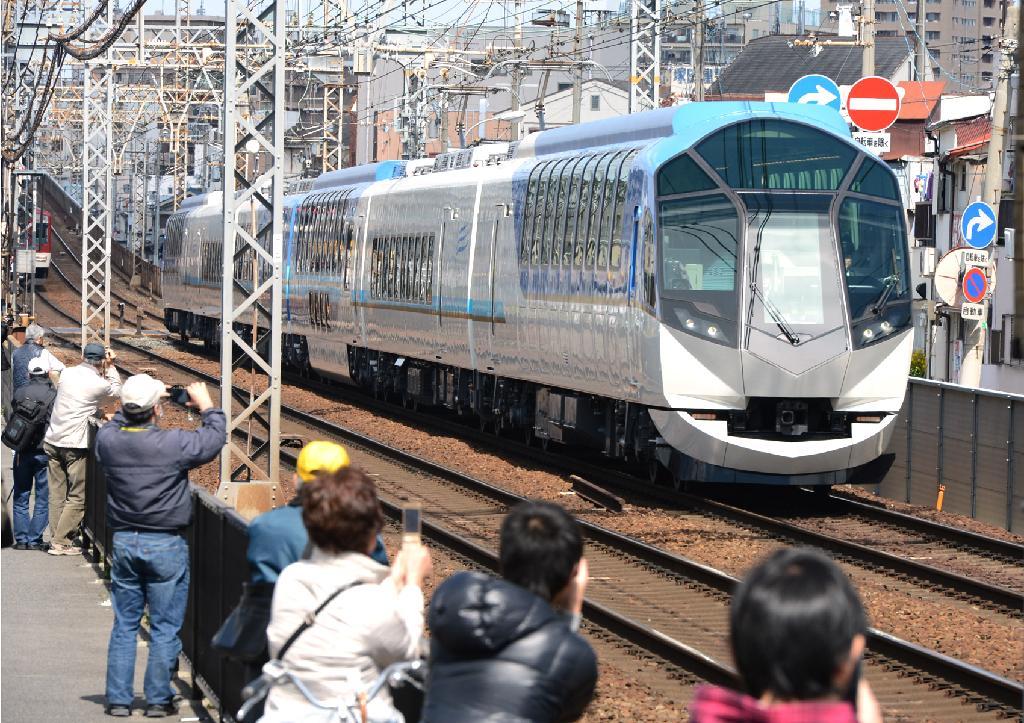 近鉄の新型特急「しまかぜ」＝大阪府東大阪市（渡守麻衣撮影）