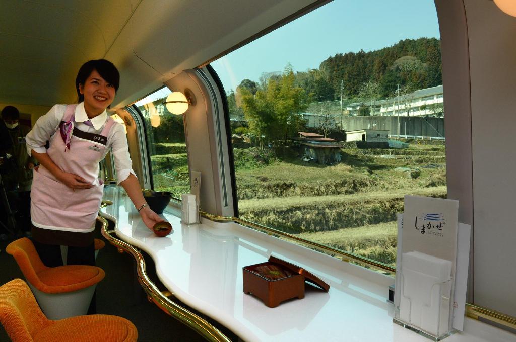 新型観光特急「しまかぜ」のカフェ車両の車内＝７日午前（柿平博文撮影）