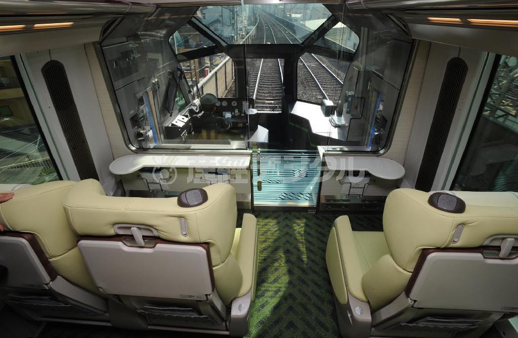 近鉄が新たに運転を始める観光特急「しまかぜ」＝７日午前、大阪府内（柿平博文撮影）