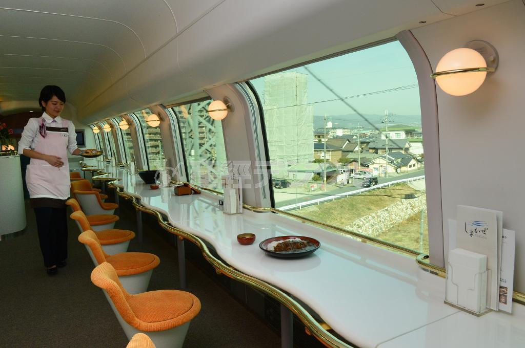 新型観光特急「しまかぜ」のカフェ車両の車内＝７日午前（柿平博文撮影）