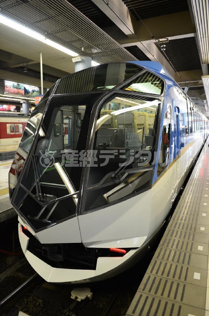 近鉄が新たに運転を始める観光特急「しまかぜ」＝７日午前、大阪市・近鉄大阪上本町駅（柿平博文撮影）