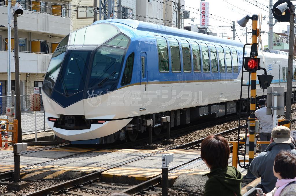 運行を開始した近鉄の新車両「しまかぜ」＝２１日午前、大阪府東大阪市（渡守麻衣撮影）