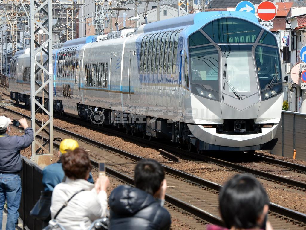 運行を開始した近鉄の新車両「しまかぜ」＝２１日午前、大阪府東大阪市（渡守麻衣撮影）