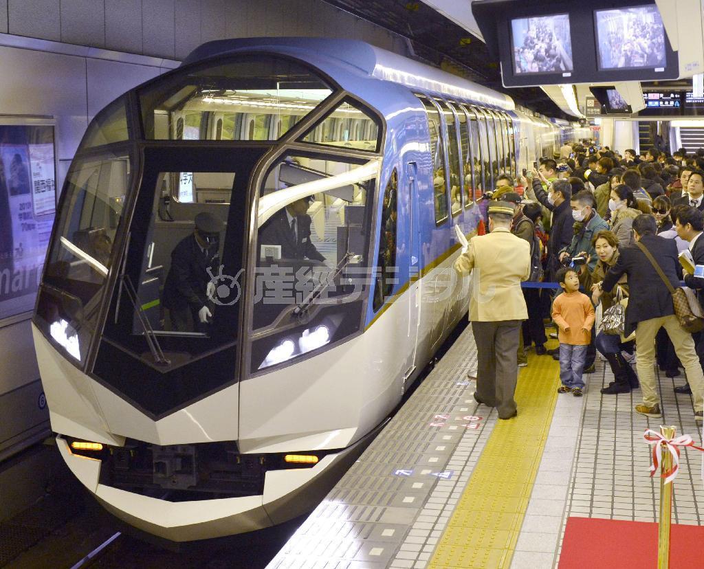 大勢の利用客らが待ち構える中、入線した近畿日本鉄道の新型観光特急「しまかぜ」＝２１日午前、大阪難波駅