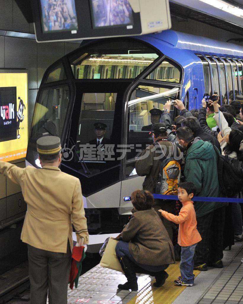 近鉄の観光特急「しまかぜ」が運行開始。ホームに到着した「しまかぜ」＝２１日午前、大阪市中央区・大阪難波駅（竹川禎一郎撮影）