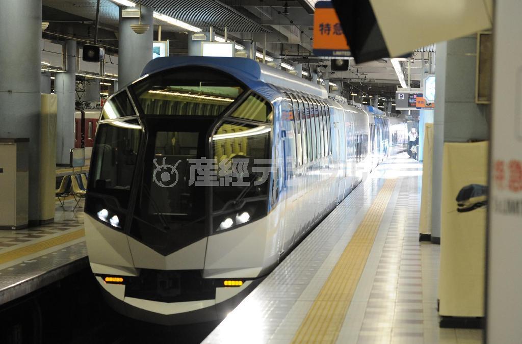 近鉄が新たに運転を始める観光特急「しまかぜ」＝７日午前、大阪市・近鉄大阪上本町駅（柿平博文撮影）