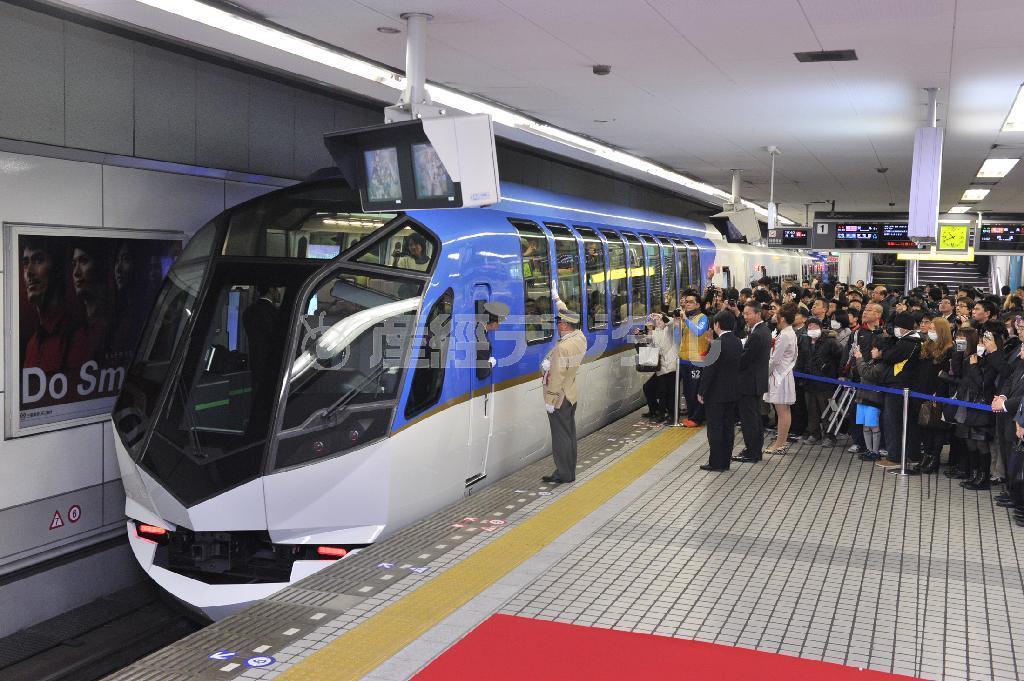 近鉄の観光特急「しまかぜ」が運行開始。出発する「しまかぜ」＝２１日午前、大阪市中央区・大阪難波駅（竹川禎一郎撮影）