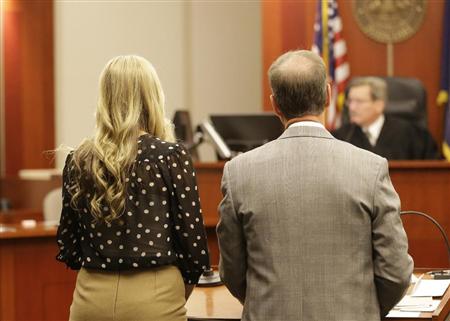 裁判に臨むケンドラ・マッケンジー・ギルさん（左）。米ユタ州リバートンのミスコンテスト優勝者だった＝２０１３年９月（ＡＰ）