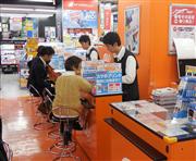 携帯電話の料金プランは利用状況に合ったものを選び、必要に応じて見直したい＝東京都千代田区の「ビックカメラ有楽町店」（竹岡伸晃撮影）